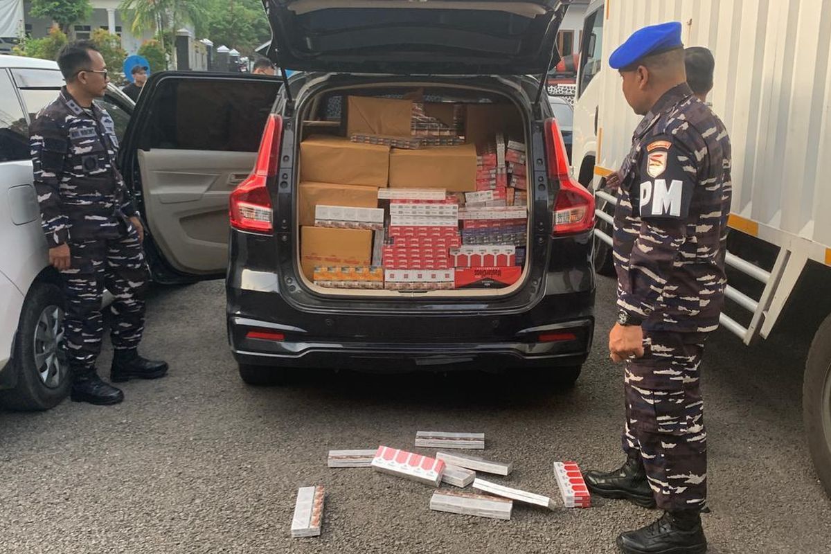 Lanal Batuporon Serahkan Ratusan Bal Rokok Ilegal ke Bea Cukai Madura
